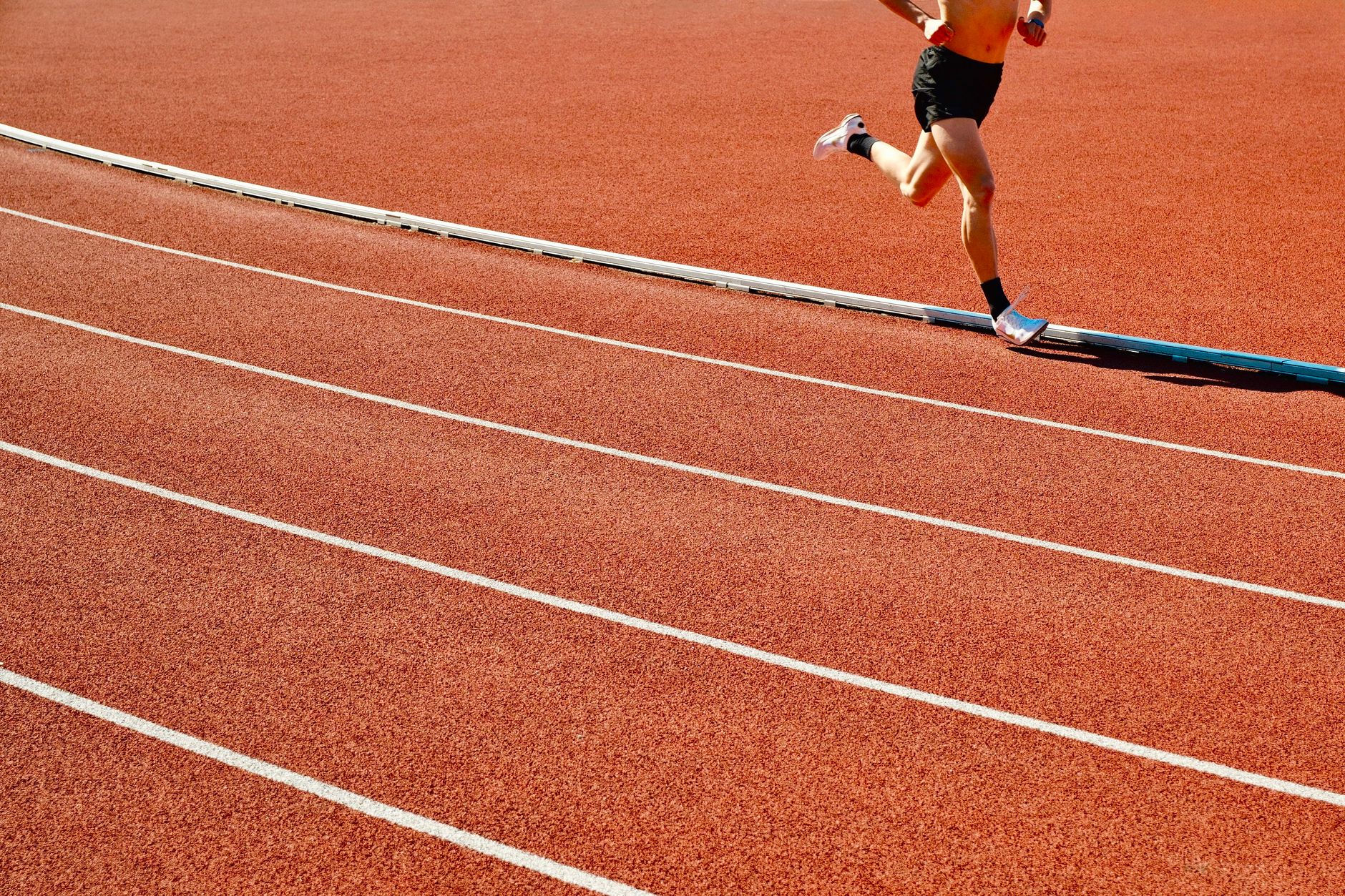How does stride length relate to cadence and running performance?