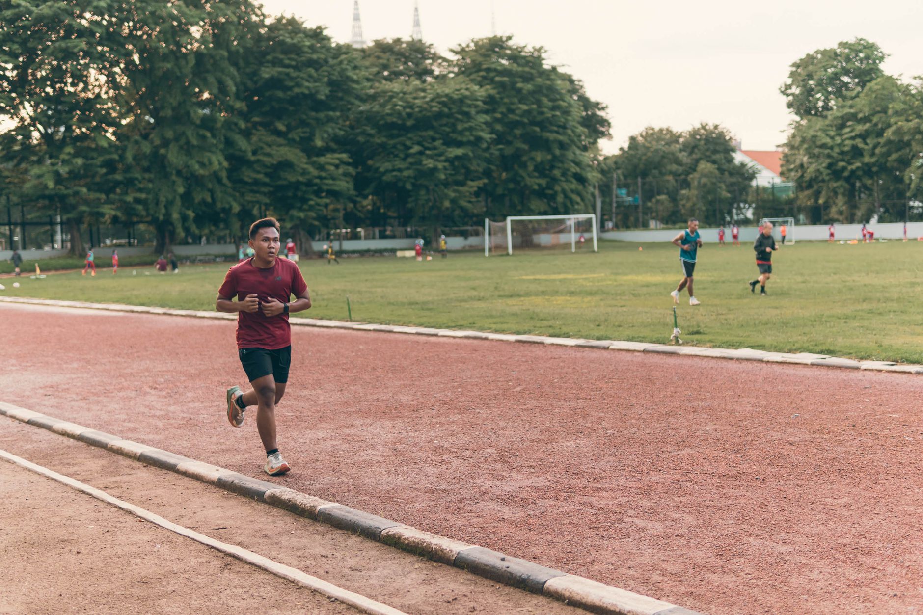 How do I build a weekly schedule with tempo runs and hill repeats?